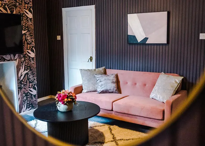 Holiday home Newly Renovated 5 Bedroom Home-manchester *