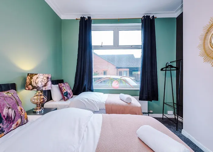 Holiday home Newly Renovated 5 Bedroom Home-manchester *