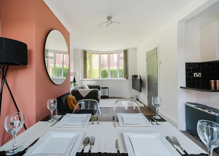 3br | Parking | Contractor | A57 & M60 Links * Manchester