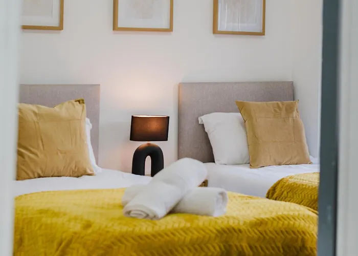 3br | Parking | Contractor | A57 & M60 Links *