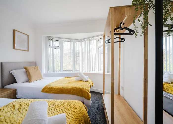 Apartamento 3br | Parking | Contractor | A57 & M60 Links *