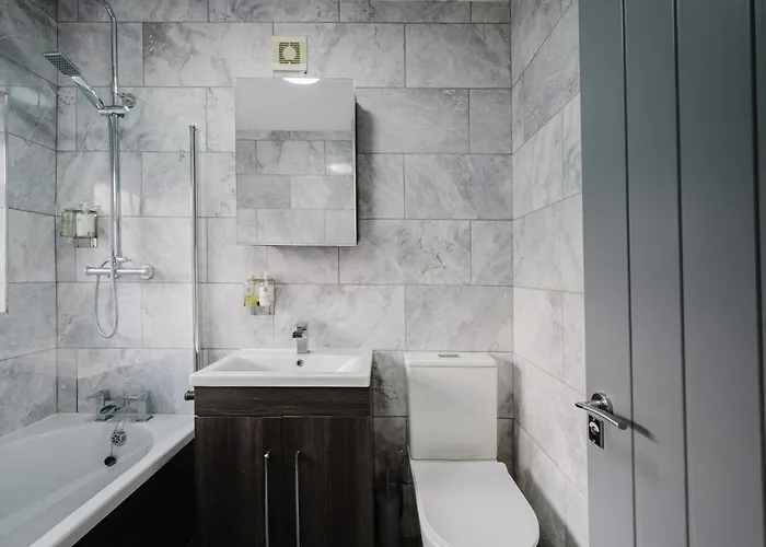 3br | Parking | Contractor | A57 & M60 Links *