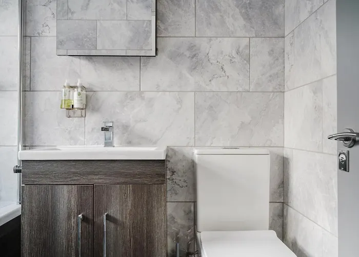 3br | Parking | Contractor | A57 & M60 Links Manchester