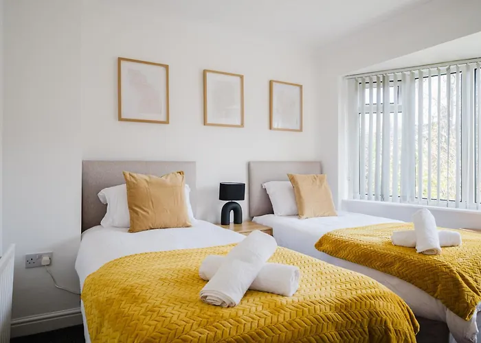 3br | Parking | Contractor | A57 & M60 Links * مانشستر