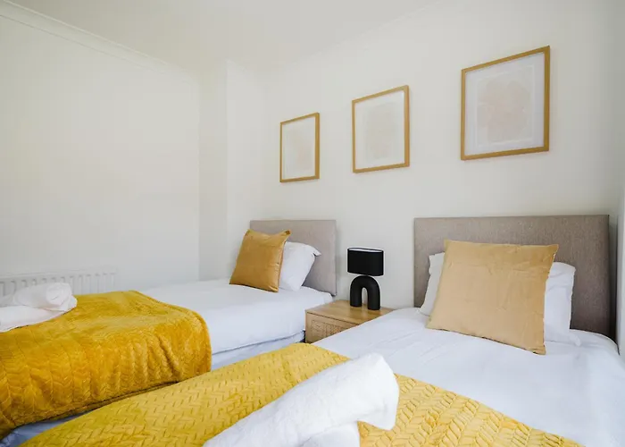 Apartament 3br | Parking | Contractor | A57 & M60 Links *