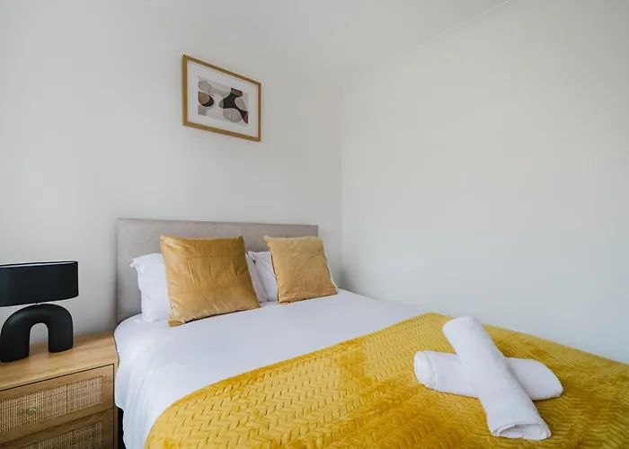 3br | Parking | Contractor | A57 & M60 Links * مانشستر