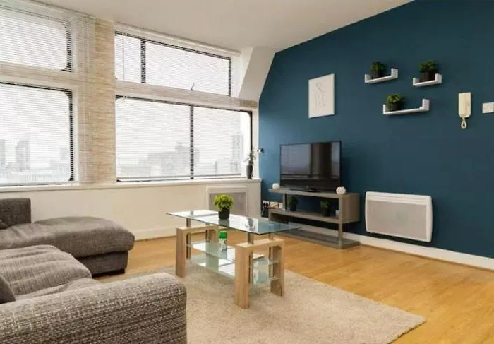 High-floor 2br In Heart Apartment