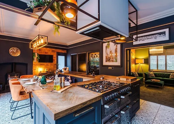 Opulent Oasis Large Luxury Sleeps 10 *