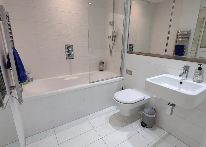 Spacious Homely Near Ao Arena And Shopping Centre With 500mbps Internet & Netflix Manchester