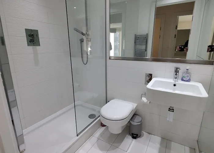 Spacious Homely Near Ao Arena And Shopping Centre With 500mbps Internet & Netflix Appartement