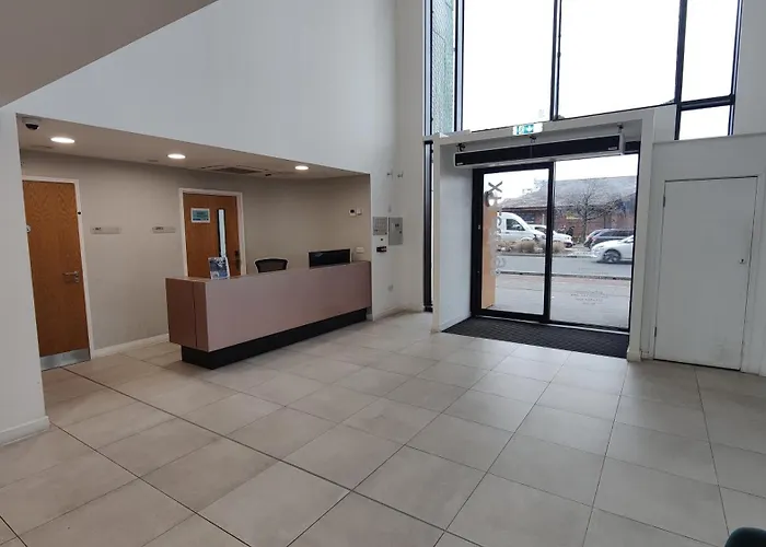 Modern & Cosy With Balcony, Near Media Centre & Old Trafford Stadium 아파트 *