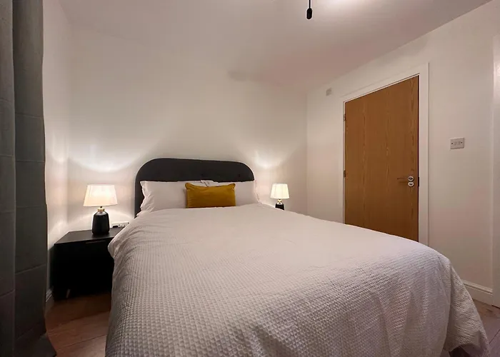 Centrally Located Modern 2 Bedroom Apartment, Minutes Walk To Ao Arena *