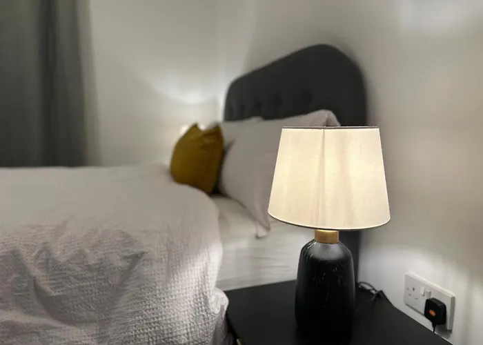 Centrally Located Modern 2 Bedroom Apartment, Minutes Walk To Ao Arena