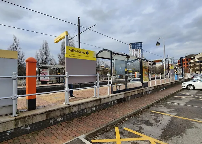 Modern & Cosy With Balcony, Near Media Centre & Old Trafford Stadium *