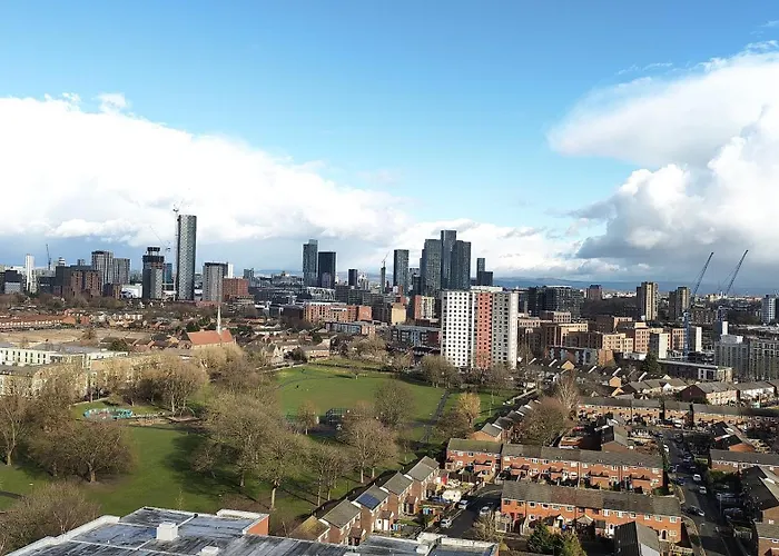 Modern & Cosy With Balcony, Near Media Centre & Old Trafford Stadium Apartament