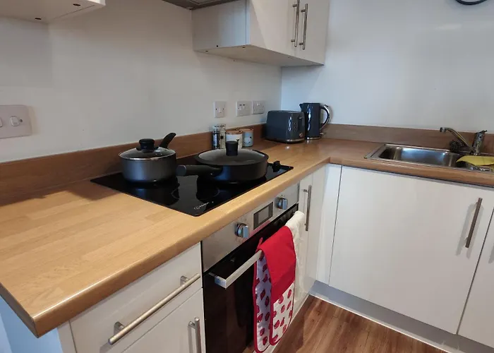Modern & Cosy With Balcony, Near Media Centre & Old Trafford Stadium *