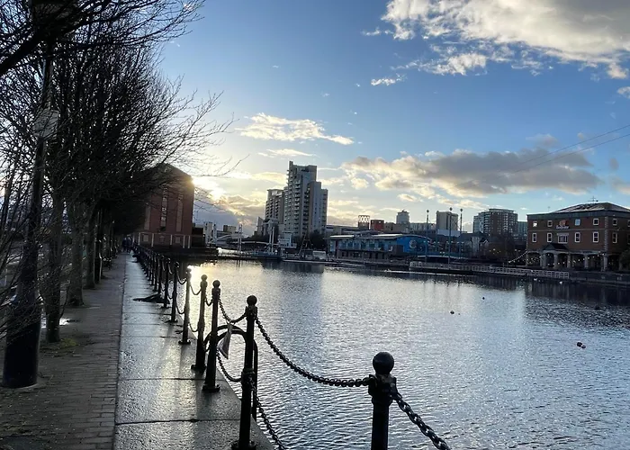 Modern & Cosy With Balcony, Near Media Centre & Old Trafford Stadium 아파트 *