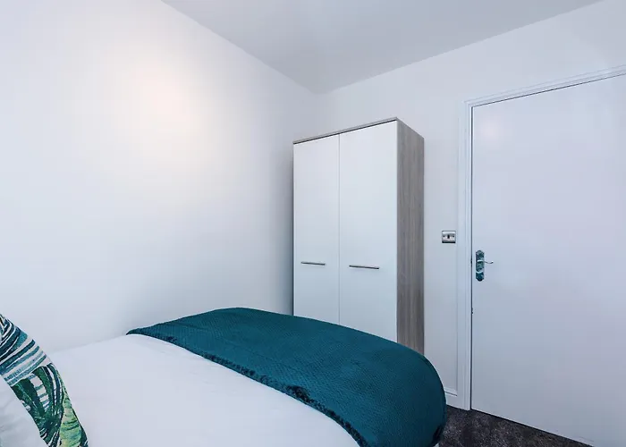 New!- Gorton Place By Greenstay Serviced - 4 Bed 3 Bath House In - Free Parking - Fast 250 Mbps Wi-fi - Ideal For Contractors, Business Travellers & Relocations - Close To Centre, Airport, Etihad Stadium - Long Wel Dom wakacyjny