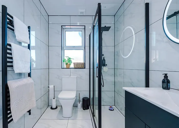 Διαμέρισμα Stylish Salford Home, 3 Double Bedrooms, Stunning Decor, Free On Street Parking, Sleeps 8 Guests, Perfect For Families, Contractors, Group