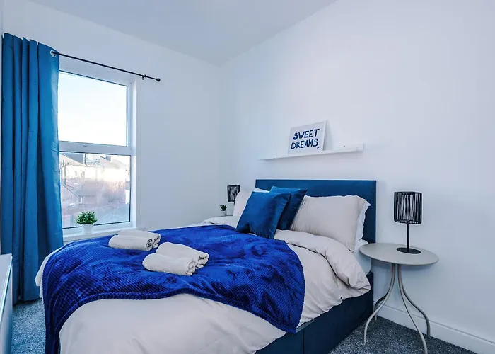 Stylish Salford Home, 3 Double Bedrooms, Stunning Decor, Free On Street Parking, Sleeps 8 Guests, Perfect For Families, Contractors, Group Διαμέρισμα *