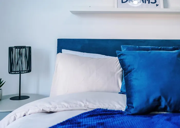 Stylish Salford Home, 3 Double Bedrooms, Stunning Decor, Free On Street Parking, Sleeps 8 Guests, Perfect For Families, Contractors, Group