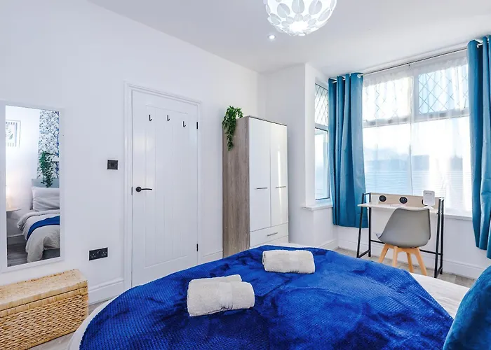 Stylish Salford Home, 3 Double Bedrooms, Stunning Decor, Free On Street Parking, Sleeps 8 Guests, Perfect For Families, Contractors, Group *