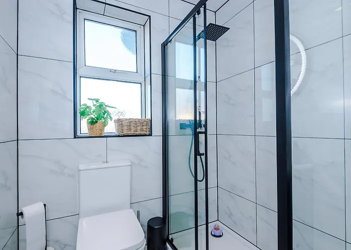 Stylish Salford Home, 3 Double Bedrooms, Stunning Decor, Free On Street Parking, Sleeps 8 Guests, Perfect For Families, Contractors, Group Διαμέρισμα