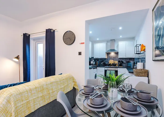 Stylish Salford Home, 3 Double Bedrooms, Stunning Decor, Free On Street Parking, Sleeps 8 Guests, Perfect For Families, Contractors, Group Διαμέρισμα