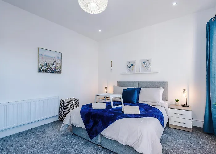 Διαμέρισμα Stylish Salford Home, 3 Double Bedrooms, Stunning Decor, Free On Street Parking, Sleeps 8 Guests, Perfect For Families, Contractors, Group