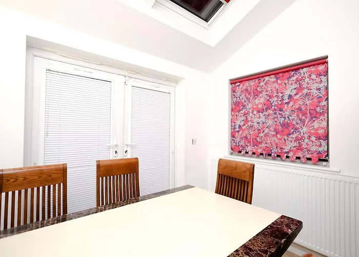 Cozy Place In Salford, Sleeps 8, 4 Bedroom, 5 Beds * 맨체스터