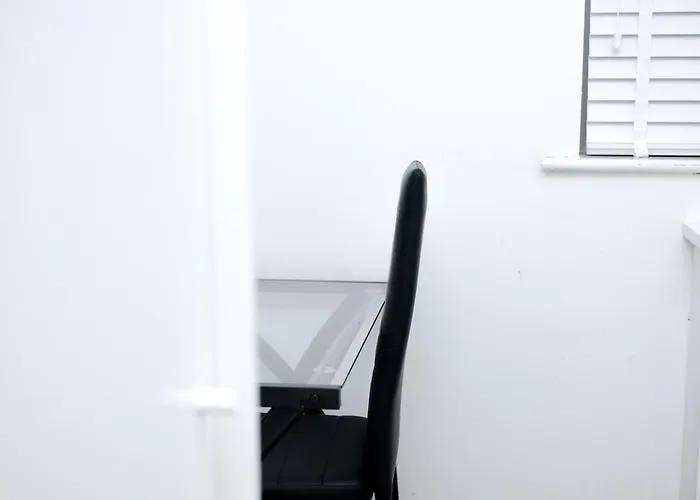 Cozy Place In Salford, Sleeps 8, 4 Bedroom, 5 Beds Apartament Manchester