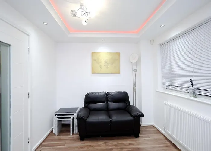 Cozy Place In Salford, Sleeps 8, 4 Bedroom, 5 Beds