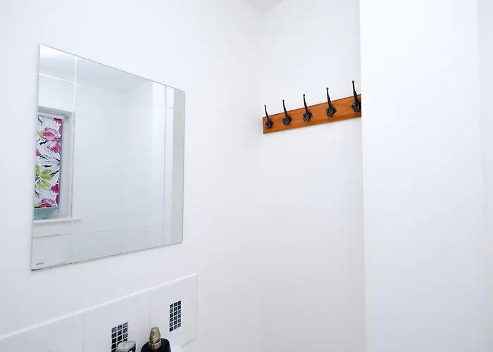 Cozy Place In Salford, Sleeps 8, 4 Bedroom, 5 Beds 맨체스터