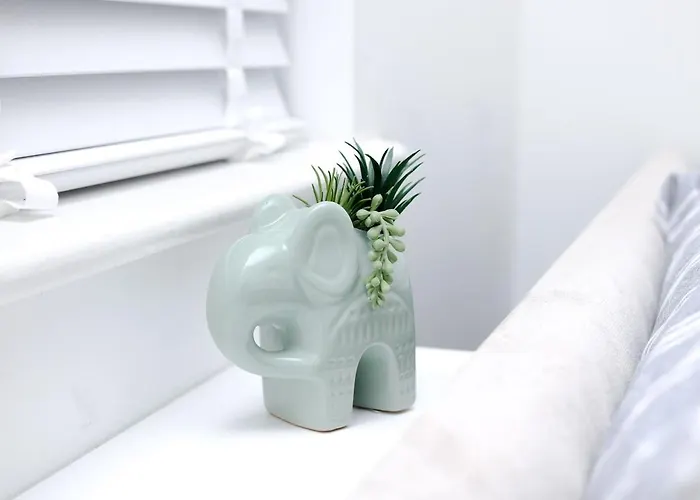 Cozy Place In Salford, Sleeps 8, 4 Bedroom, 5 Beds