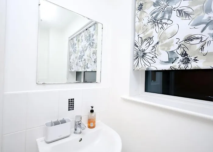 Cozy Place In Salford, Sleeps 8, 4 Bedroom, 5 Beds 아파트 *