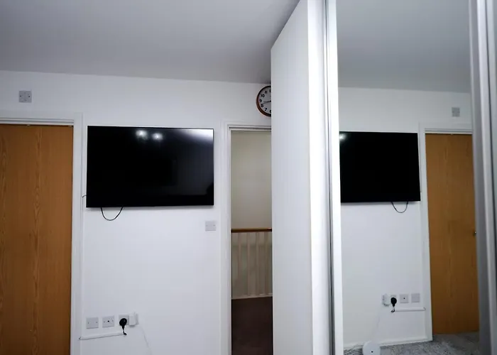 Cozy Place In Salford, Sleeps 8, 4 Bedroom, 5 Beds *