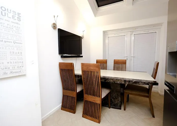 Cozy Place In Salford, Sleeps 8, 4 Bedroom, 5 Beds 맨체스터