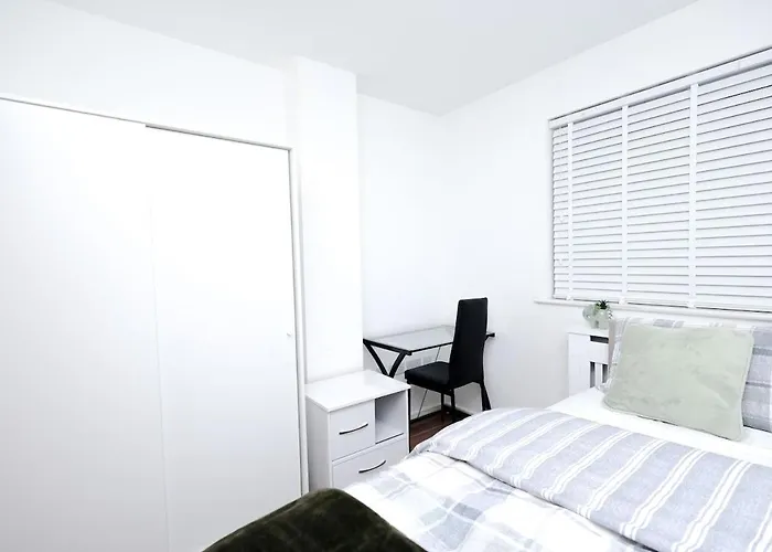 Cozy Place In Salford, Sleeps 8, 4 Bedroom, 5 Beds 아파트 *