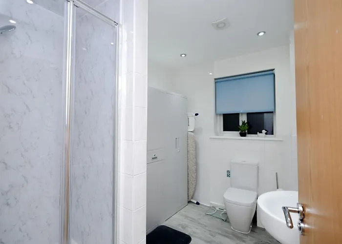 아파트 Cozy Place In Salford, Sleeps 8, 4 Bedroom, 5 Beds *