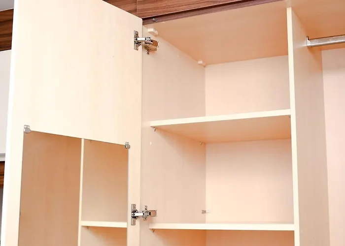 Cozy Place In Salford, Sleeps 8, 4 Bedroom, 5 Beds