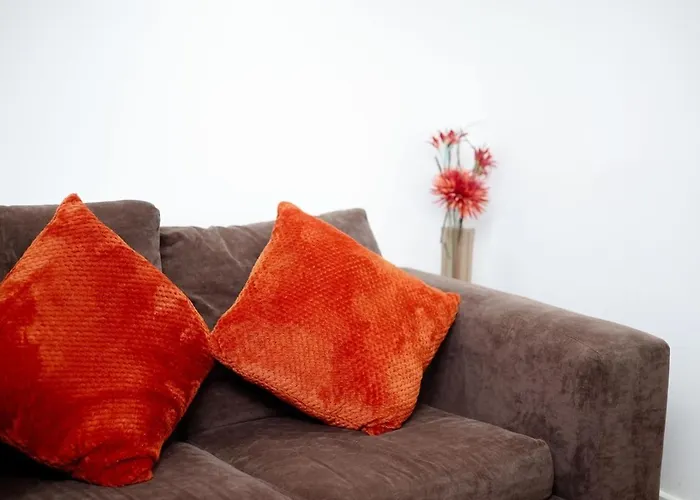 Cozy Place In Salford, Sleeps 8, 4 Bedroom, 5 Beds Apartament