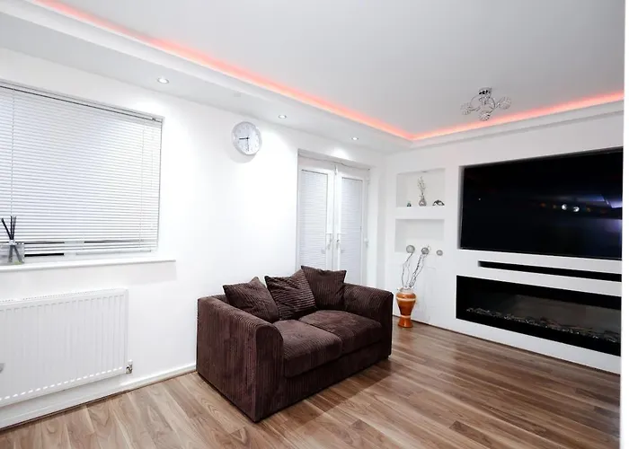 Cozy Place In Salford, Sleeps 8, 4 Bedroom, 5 Beds *