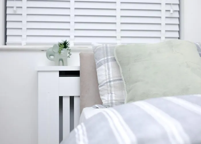 Cozy Place In Salford, Sleeps 8, 4 Bedroom, 5 Beds