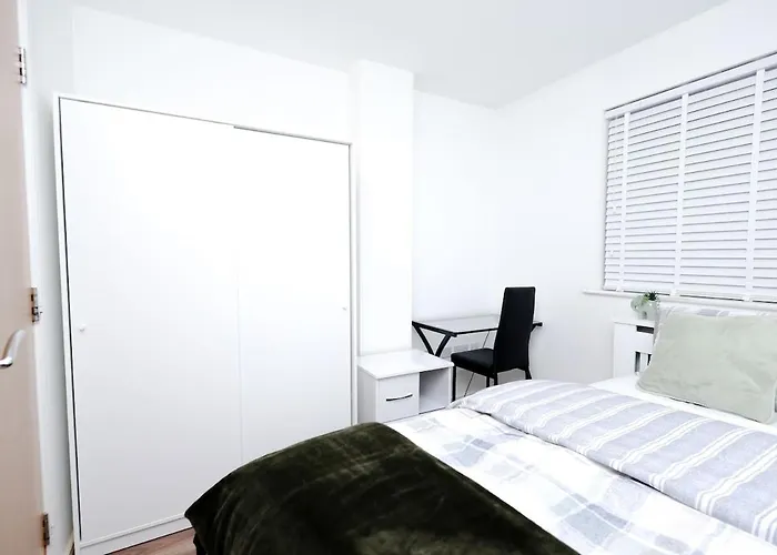 Cozy Place In Salford, Sleeps 8, 4 Bedroom, 5 Beds 아파트