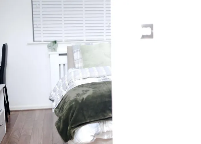 Cozy Place In Salford, Sleeps 8, 4 Bedroom, 5 Beds 아파트 *