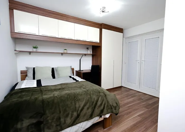 Cozy Place In Salford, Sleeps 8, 4 Bedroom, 5 Beds *