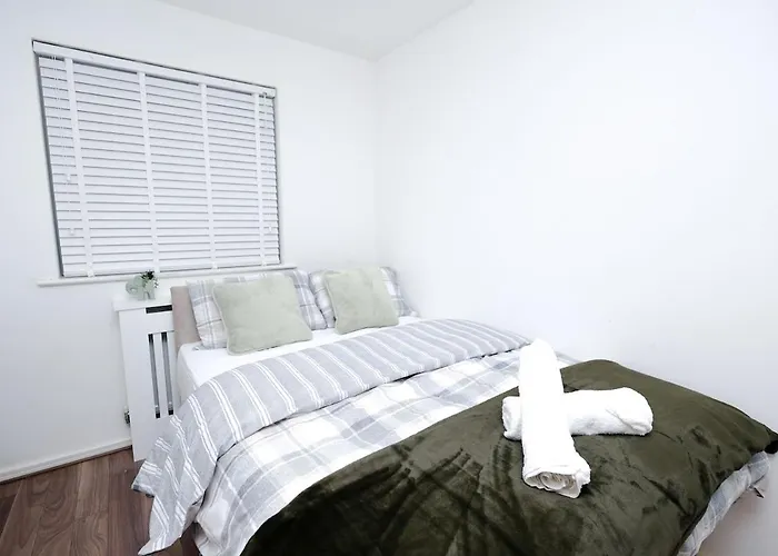 Cozy Place In Salford, Sleeps 8, 4 Bedroom, 5 Beds