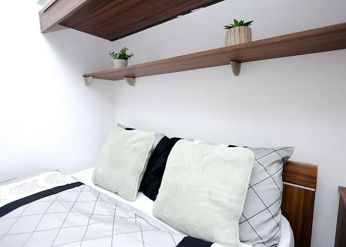 아파트 Cozy Place In Salford, Sleeps 8, 4 Bedroom, 5 Beds *