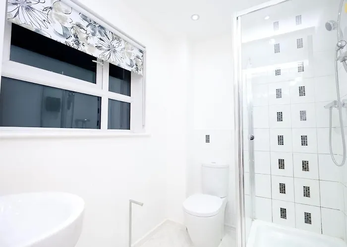 Cozy Place In Salford, Sleeps 8, 4 Bedroom, 5 Beds *