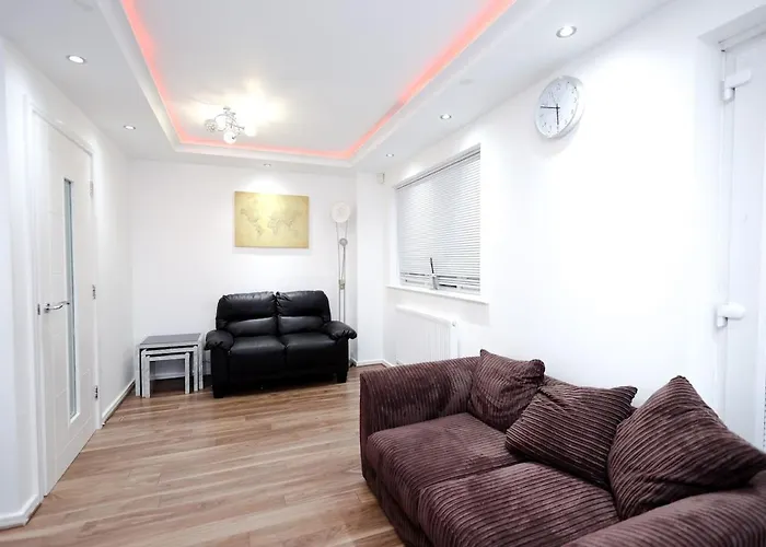 Cozy Place In Salford, Sleeps 8, 4 Bedroom, 5 Beds 아파트